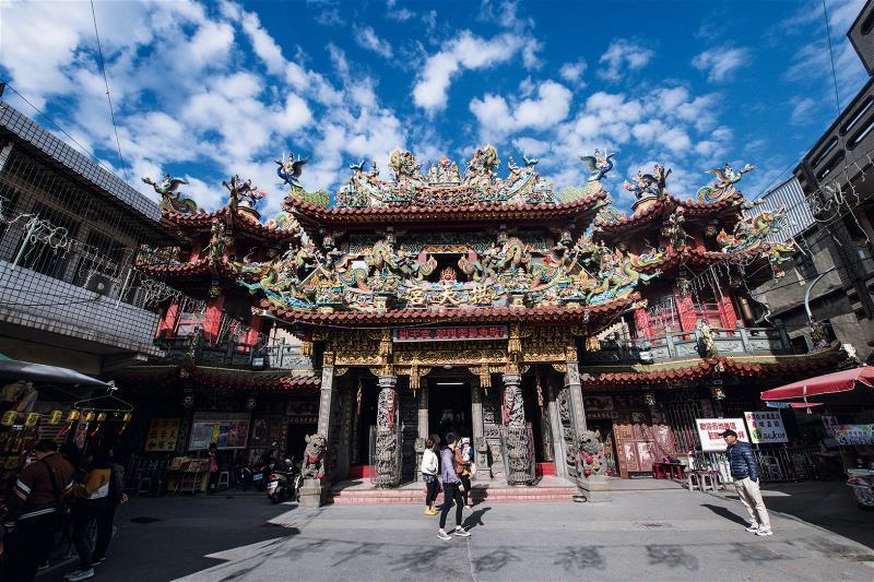 白沙屯拱天宮是苗栗海線的信仰中心。 白沙屯拱天宮是苗栗海線的信仰中心。