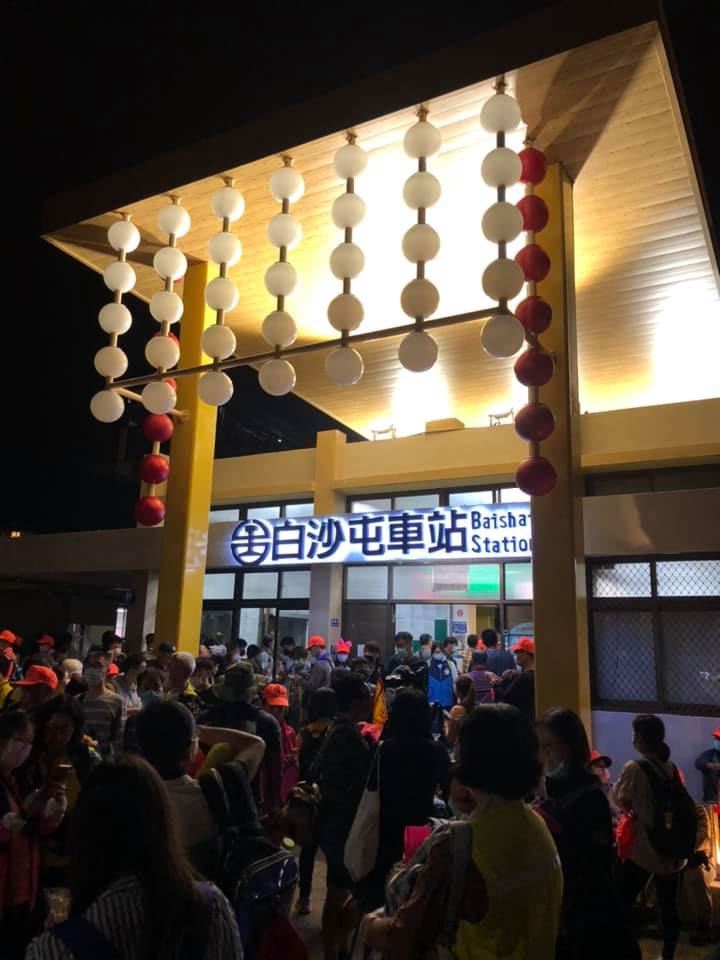 白沙屯火車站華麗變身，垂簾宛如媽祖鳳冠。