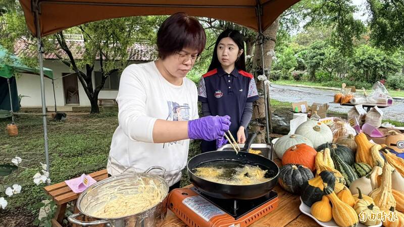 研發團隊將新鮮南瓜裹漿後油炸