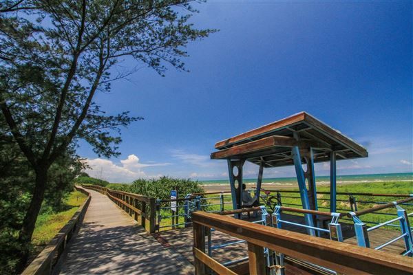 竹南是苗栗縣最北的鄉鎮，同時擁有山城、海濱美景。