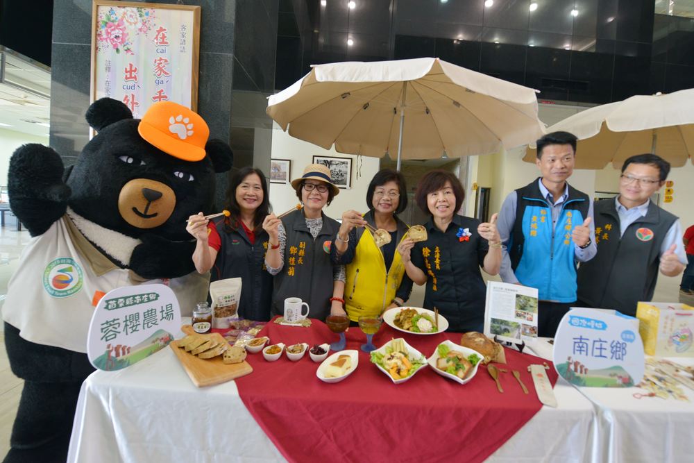 縣府14日在一辦大廳辦理「走玩苗栗小鎮秋冬遊」宣傳活動