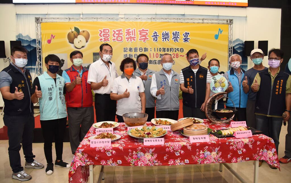 縣長帶領來賓行銷農特產品