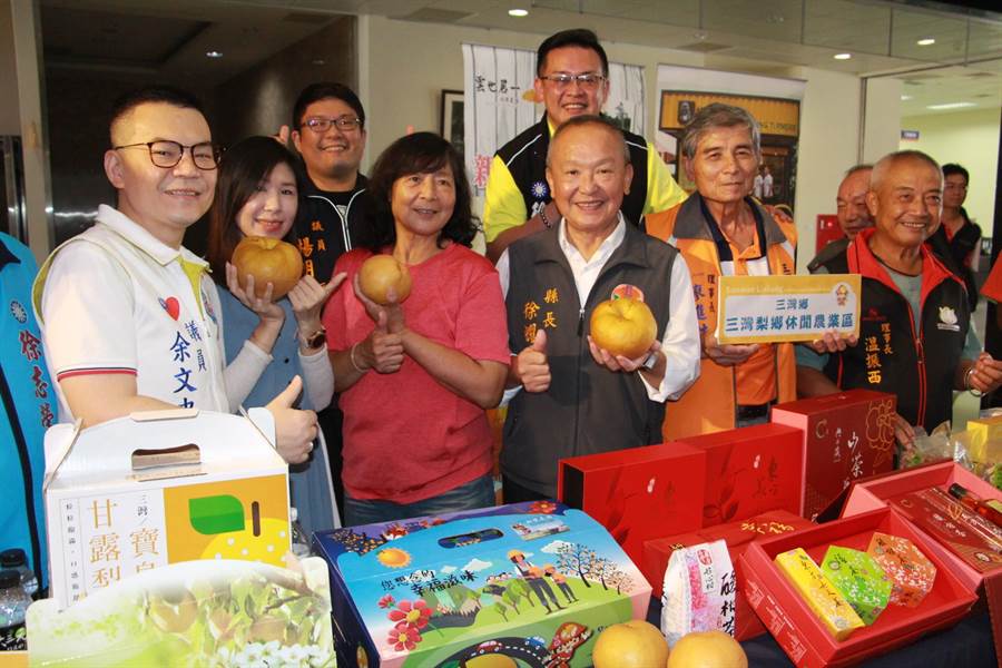 縣長徐耀昌等人宣傳縣內10大休閒農業區。 縣長徐耀昌等人宣傳縣內10大休閒農業區。