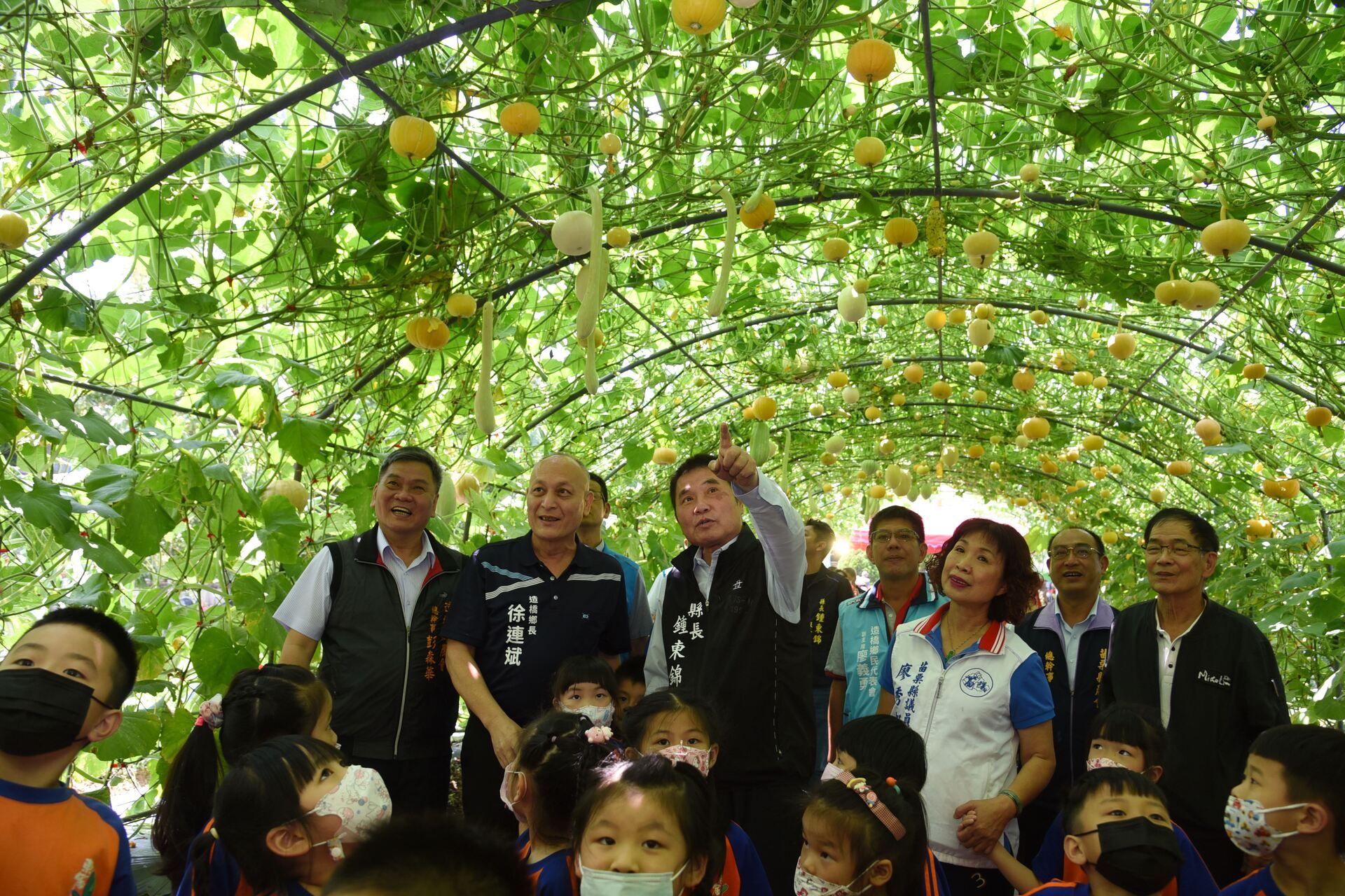 縣長牽小朋友參觀南瓜隧道