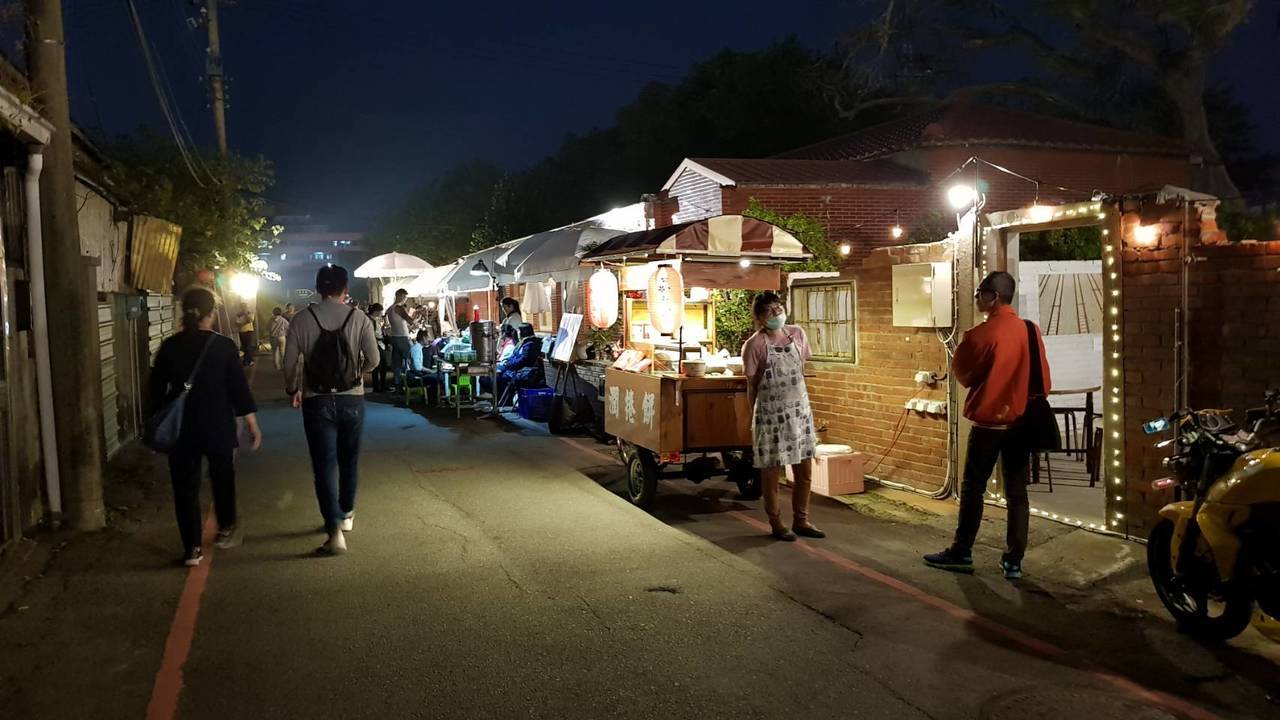 苗栗市鐵路一村今天起一連三天推出「艸田西木市集」，安排假日市集、街頭音樂表演、人文講座、星空電影院及手作體驗等活動，晚間也呈現熱鬧景像。