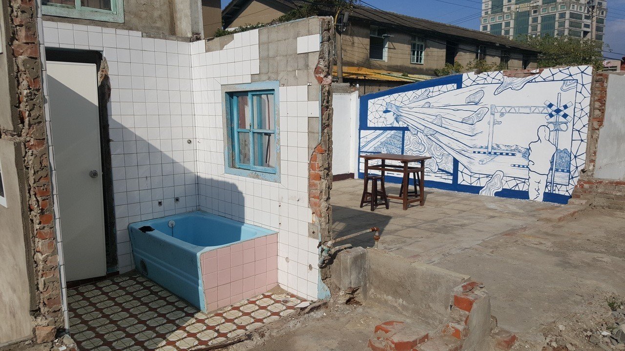 苗栗市鐵路一村朝權藝術公園、文創基地方向推動活化，今天下午起一連三天推出「艸田西木市集」，安排假日市集、街頭音樂表演、人文講座、星空電影院及手作體驗等活動。