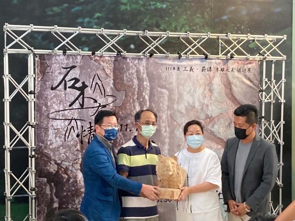 苗栗文觀局長林彥甫（左一）贈送張信裕木雕師（左二）現場創作作品《虎虎生風》予花蓮縣長徐榛蔚（右二）及文化局長吳勁毅