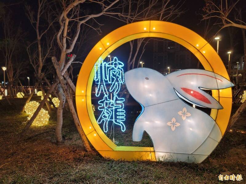 苗栗火車站西站的「神龍吐珠」、「福兔迎祥」、「玉兔迎春」、「願望成真」