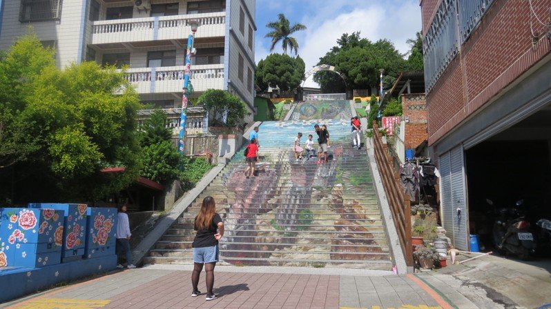 苗栗縣三義鄉建中國小3D彩繪天梯，是打卡拍照熱點。