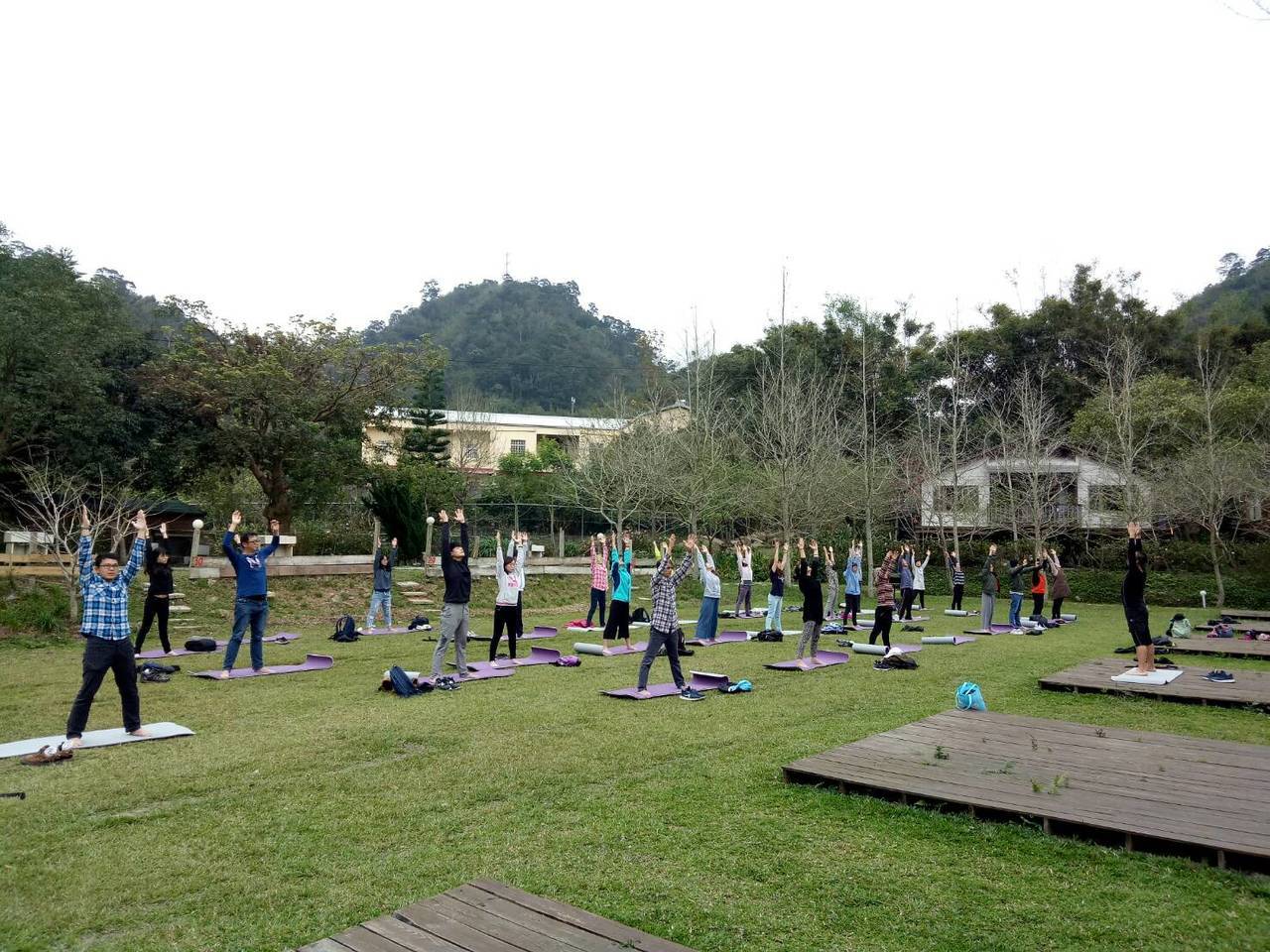 苗栗縣三義鄉雙潭休閒農業區，每年舉辦四季小旅行，春遊雙潭規劃的森林療癒的草地瑜珈體驗。