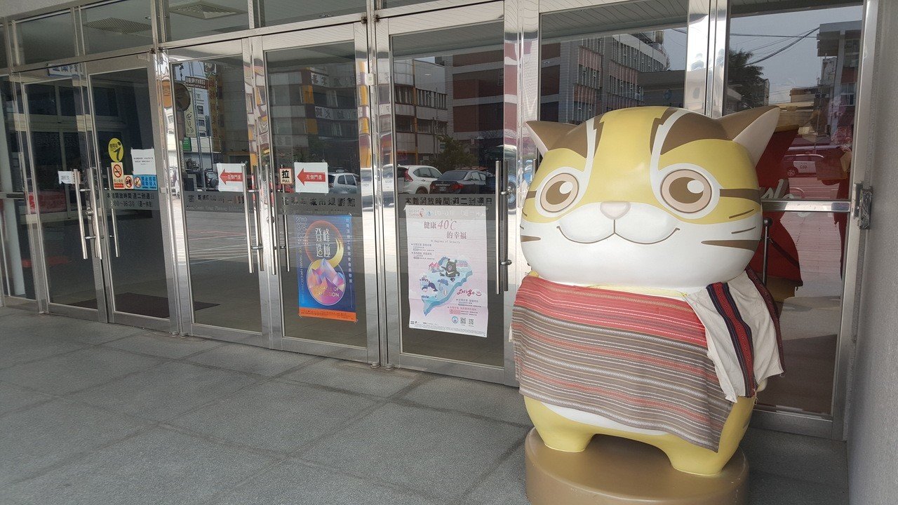 苗栗縣今年新增8處借問站提供遊客服務，結合吉祥物貓裏喵造型行銷宣傳，全縣目前已有26處借問站，圖為借問站之一的苗栗城市規劃館。