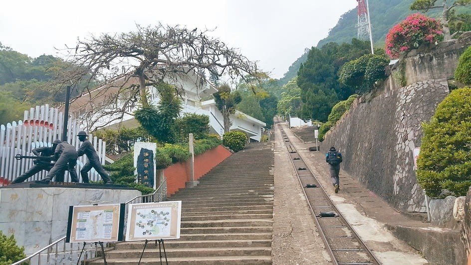 苗栗縣公館鄉出磺坑的「地軌纜車」具有觀光遊憩發展潛力，縣府未來將與中油商討重啟運行的可行性。