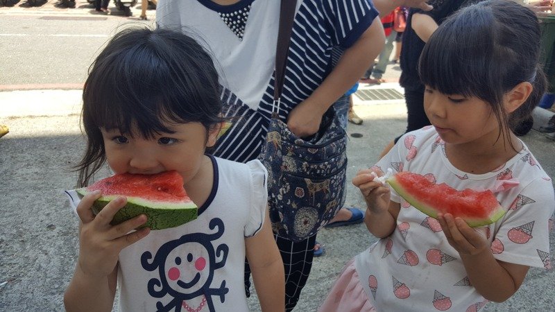 苗栗縣後龍西瓜節活動往年都吸引大批人潮前來品嘗西瓜，小朋友開心享受清涼甜美的滋味。