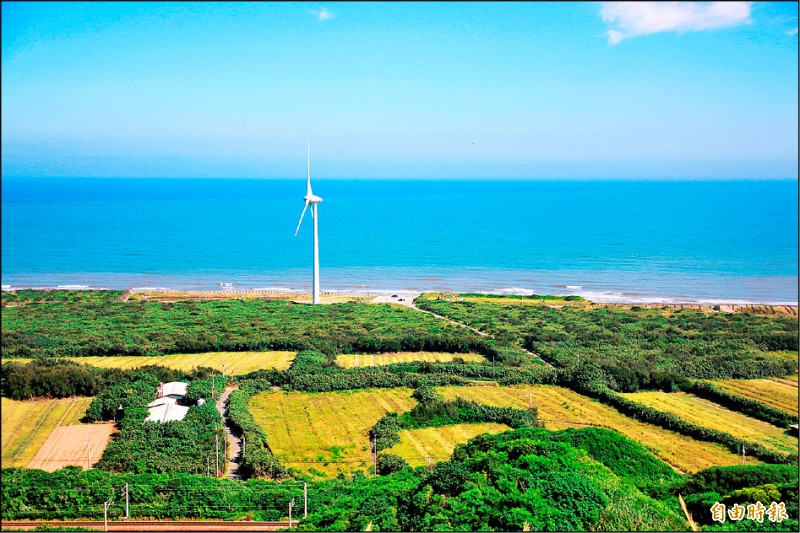 苗栗縣後龍鎮好望角風景優美，可看海天一線美景，還有一片翠綠農田，景緻開闊宜人。