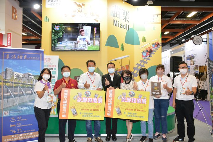 苗栗縣政府文化觀光處科長黃騰達（左4）與苗栗縣業者、貴賓合影