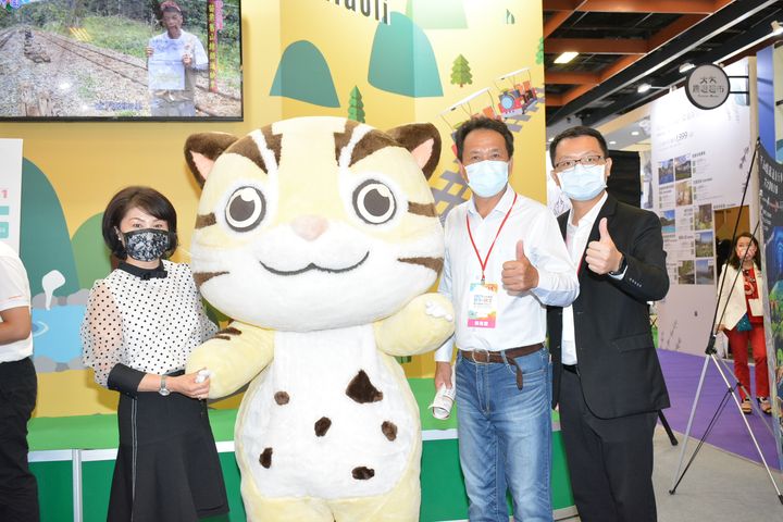 苗栗縣文化觀光局觀光行銷科科員蕭菁芷、苗栗縣吉祥物「貓裏喵」、苗栗舊山線鐵道自行車董事長游志勇、苗栗縣政府文化觀光處科長黃騰達