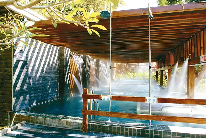 苗栗縣泰安溫泉區已有百年的歷史，優質的碳酸氫鈉泉及原始山林景觀名聞遐邇