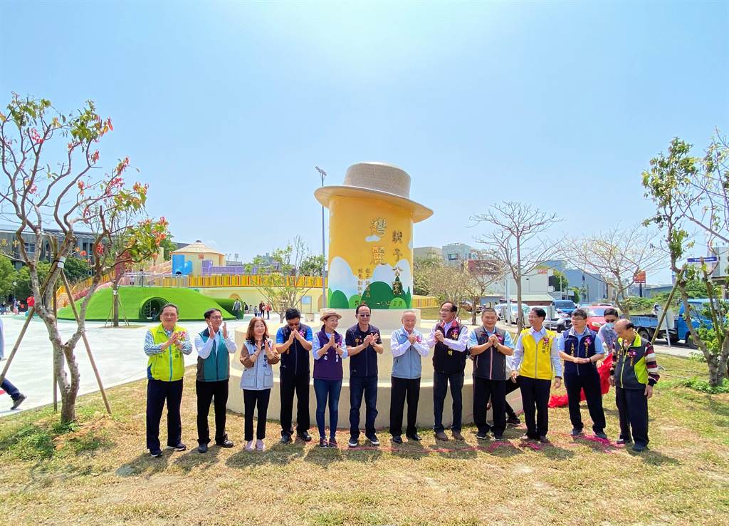苗栗縣第3座大型親子公園「灣麗親子公園」13日揭牌啟用。
