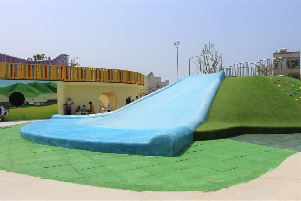 苗栗縣第3座大型親子公園「灣麗親子公園」13日揭牌啟用，水利處完成滑道改善，增加安全性。