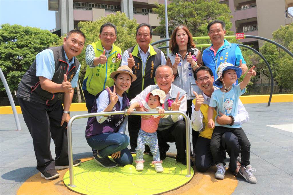 苗栗縣第3座大型親子公園「灣麗親子公園」13日揭牌啟用，縣長徐耀昌、苑裡鎮長劉秋東等各民意代表，視察改善後的設施，與小朋友同歡。