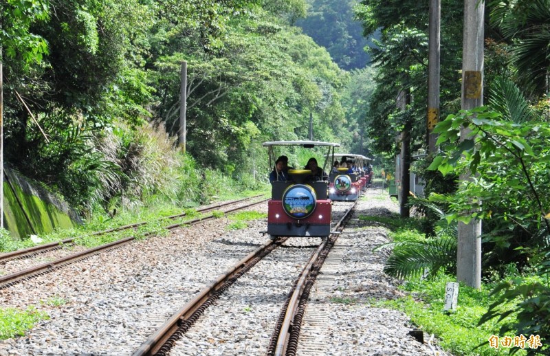 苗栗縣舊山線鐵道自行車於7月1日起正式營運，分A、B、C三段路線運行，票價有優惠。