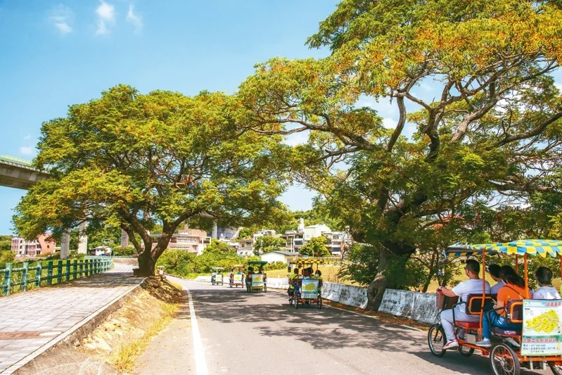 苗栗縣西湖鄉的湖東休閒農業區推動「低碳電動遊園車」，可輕鬆漫遊西湖鄉。