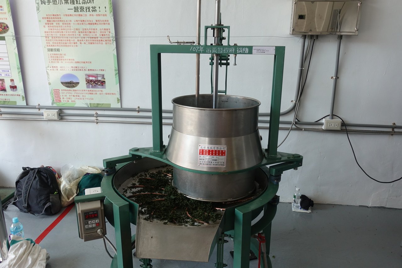 苗栗縣貓裏紅體驗茶坊設置紅茶專用揉捻機。