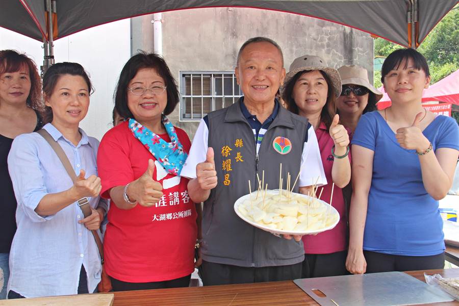 苗栗縣長徐耀昌7日為大湖尊梨季活動站台，大力行銷在地農產。