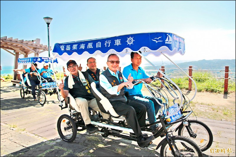苗栗縣長徐耀昌（前排左）、立委陳超明（後排左）、苗栗縣副議長李文斌試乘海風電動自行車，探訪半天寮及白沙屯景區。
