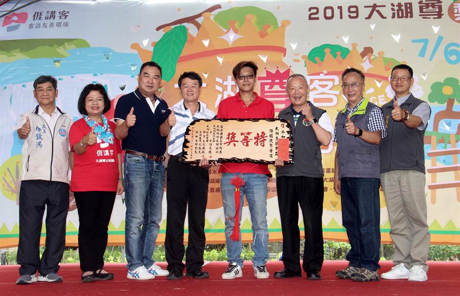 苗栗縣長徐耀昌（右三）等人7日頒獎表揚大湖尊梨果品評鑑競賽獲獎得主。