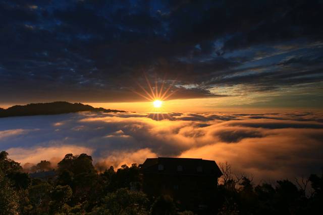 苗栗關刀山日落雲海大景可遇不可求。攝影愛好者詹俊益提供 苗栗關刀山日落雲海大景可遇不可求。攝影愛好者詹俊益提供