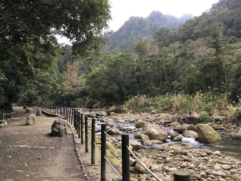 蓬萊溪護魚步道景色優美，近距離欣賞溪谷魚群優游，令人放鬆心情。