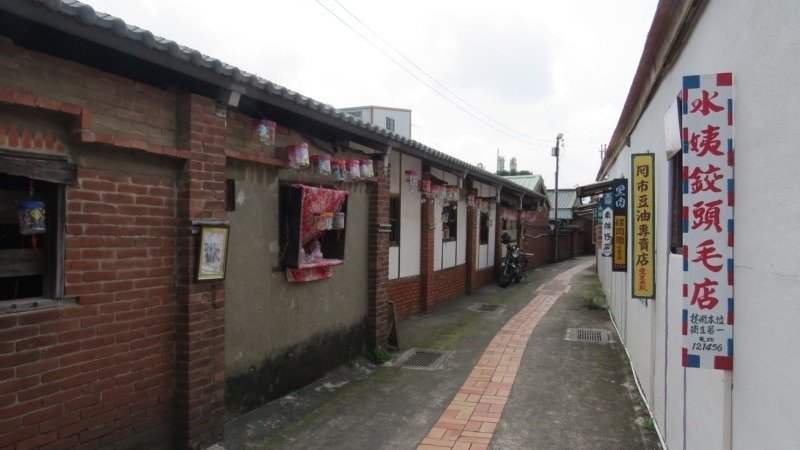 蘆竹湳的巷弄之間，還有1739開庄古厝、土埆厝、百年雜貨店等，展示傳統建築、擺設、農具、童玩及老街道等。