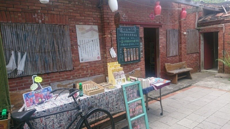 蘆竹湳的巷弄之間，還有1739開庄古厝、土埆厝、百年雜貨店等