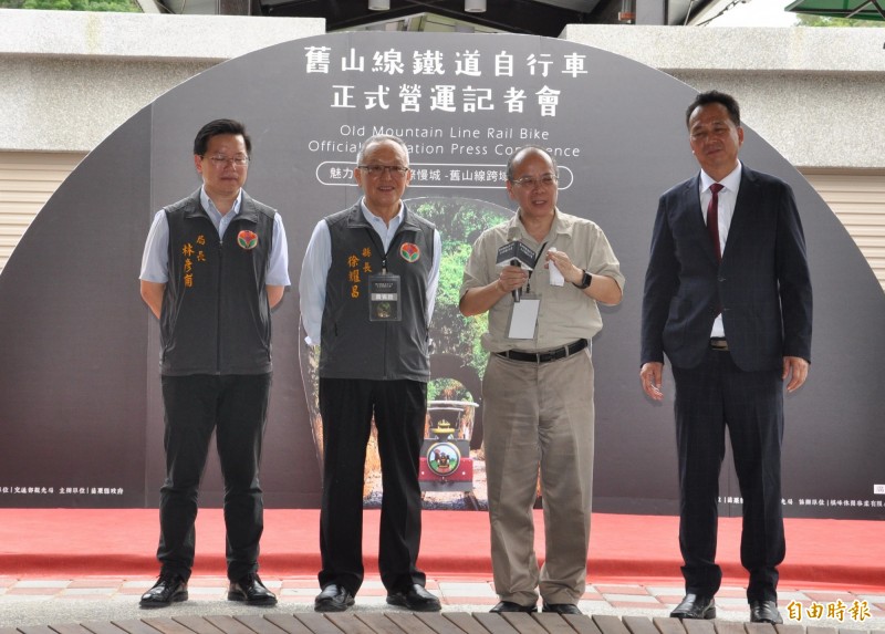 行政院政務委員張景森（右二）出席苗栗縣鐵道自行車正式營運記者會，對於鐵道自行車讚不絕口。