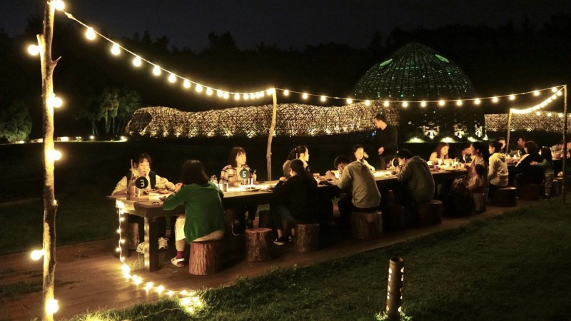 觀光旅遊逐步復甦，琴美學也配合防疫新生活運動，在戶外採梅花座，讓遊客品嘗在地美食。