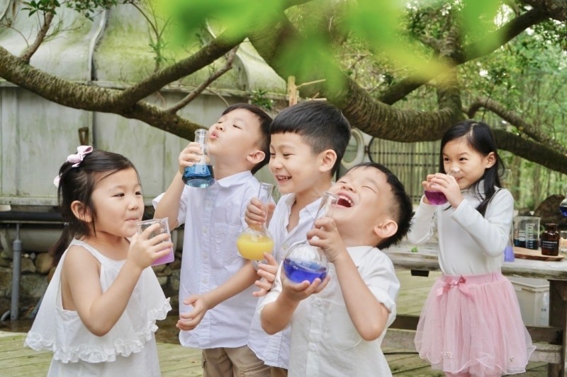 觀光業者勤美學首度攜手知名科普品牌「賽先生科學工廠」，讓孩子們走進苗栗縣造橋鄉的森林間，在大自然中展開科學探索的實驗過程。