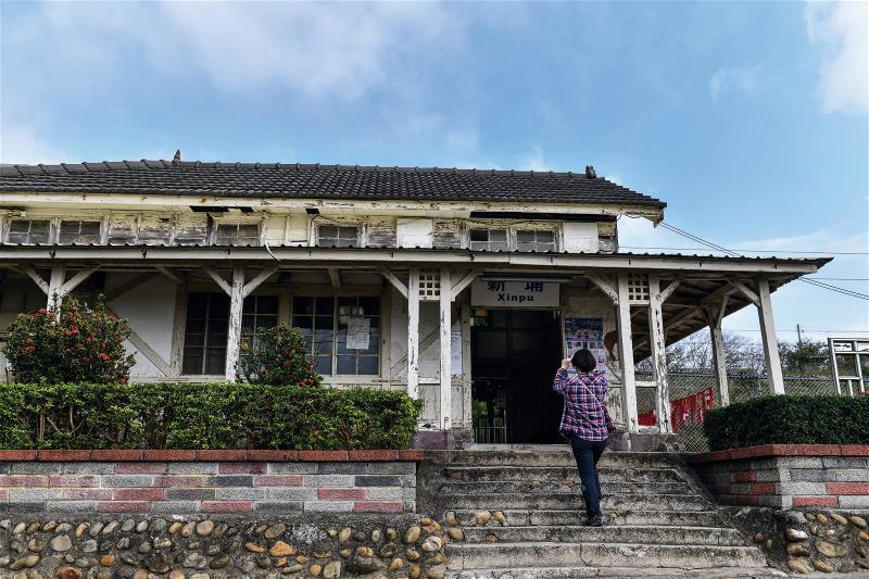 談文、大山、新埔三座車站格局相仿，從1922年啟用至今已近百年，仍保存原初樣貌，成為見證海線鐵路創建的歷史建築。