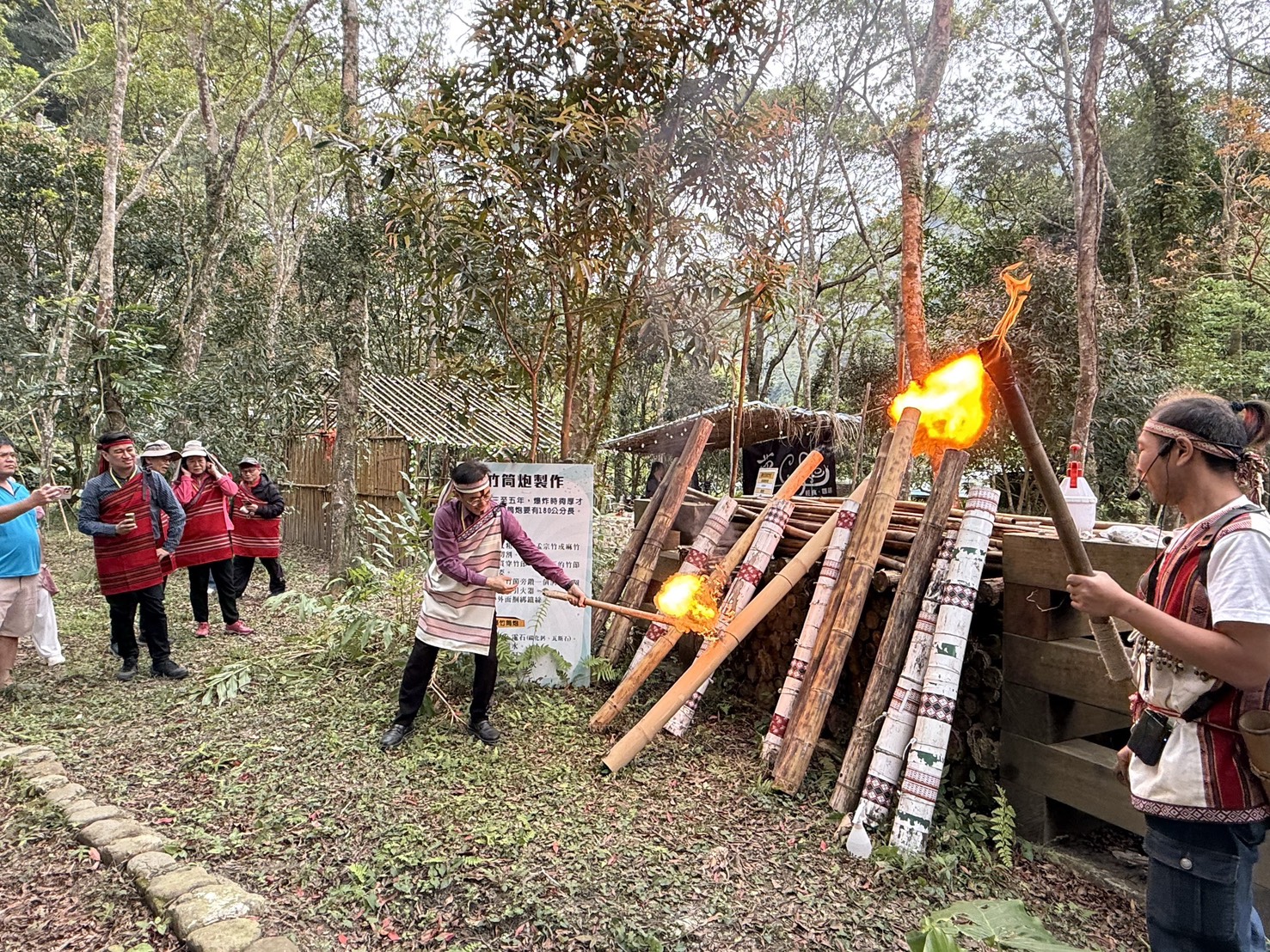 農村水保署臺中分署分署長陳榮俊與學員體驗迎賓竹筒炮