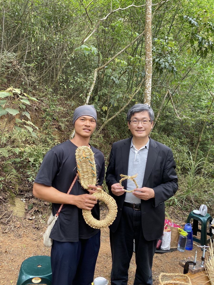 運用棄置稻桿編織而成的繩子
