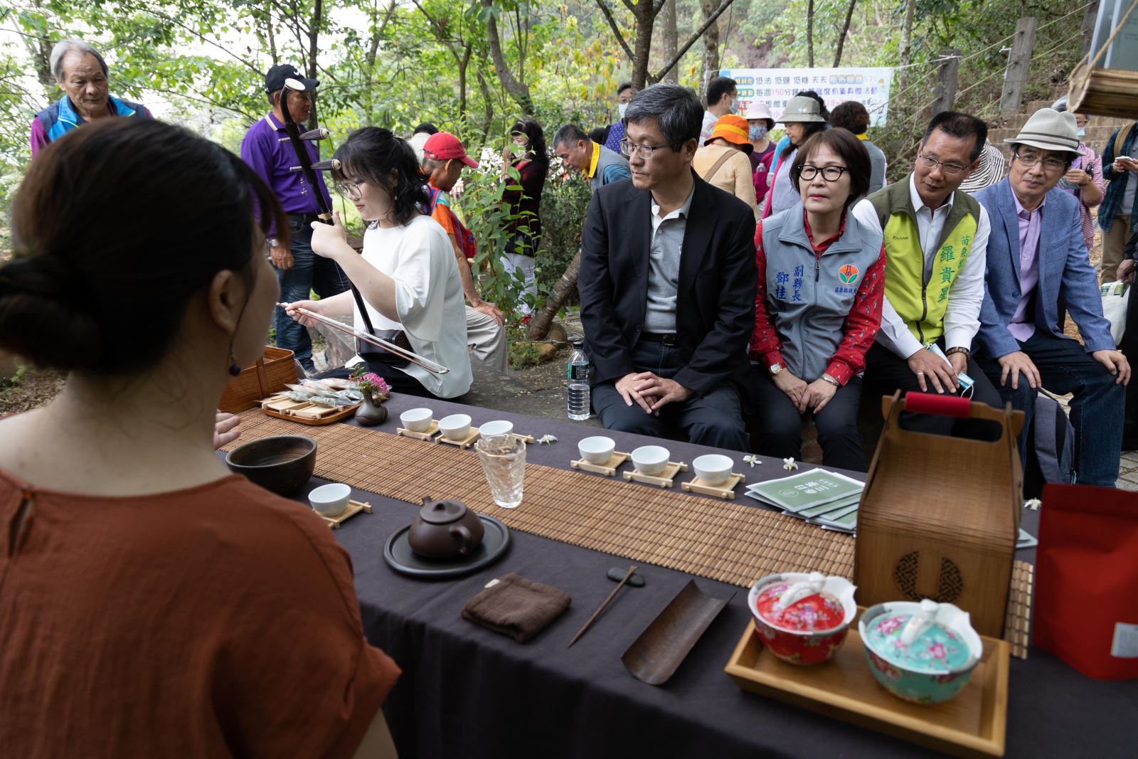 邊品茗客家限定的東方美人茶
