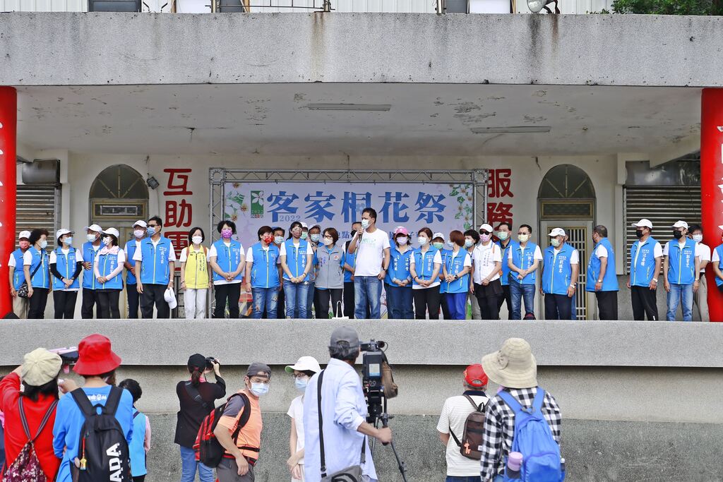 邱市長在臺上呼籲鄉親戴好口罩保護自己與他人，也要適時運動增加自身免疫力