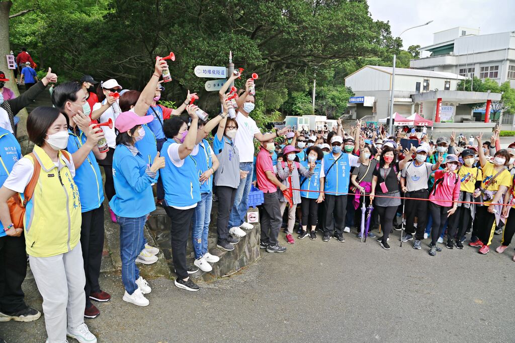 邱市長暨與會來賓一同鳴笛，健行活動正式出發