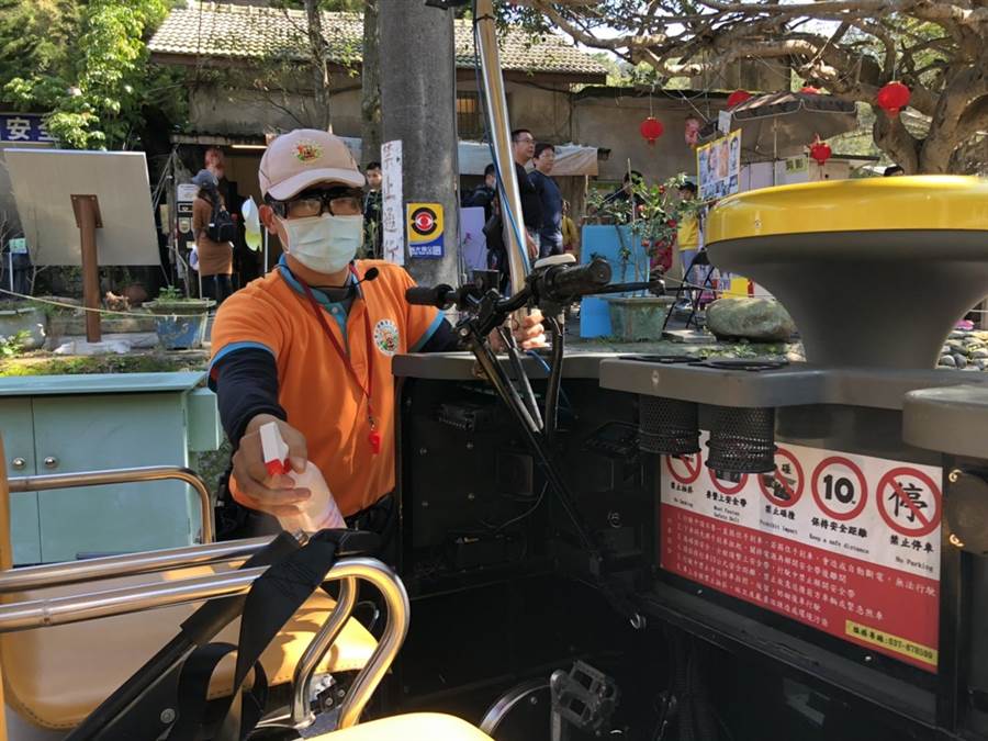 Fighting against COVID-19, Miaoli County Government sprays disinfectors all around the environs to keep the country’s first old mountain railway bicycles in service. 