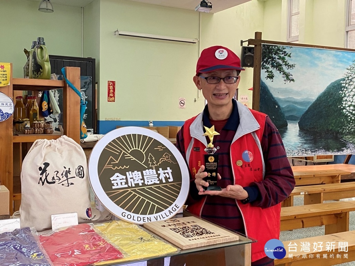 雙潭休閒農業區理事長陳英仁介紹休區獲苗栗縣府所選出的金牌農村。