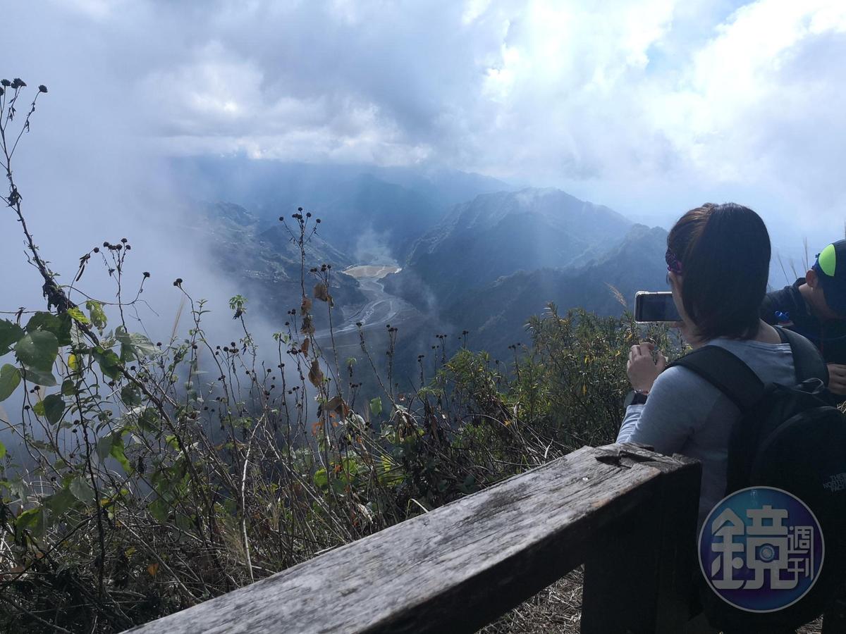 馬那邦山山頂，眺望大安溪。